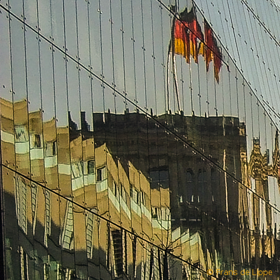 Deutscher Bundestag - sich spiegelnd